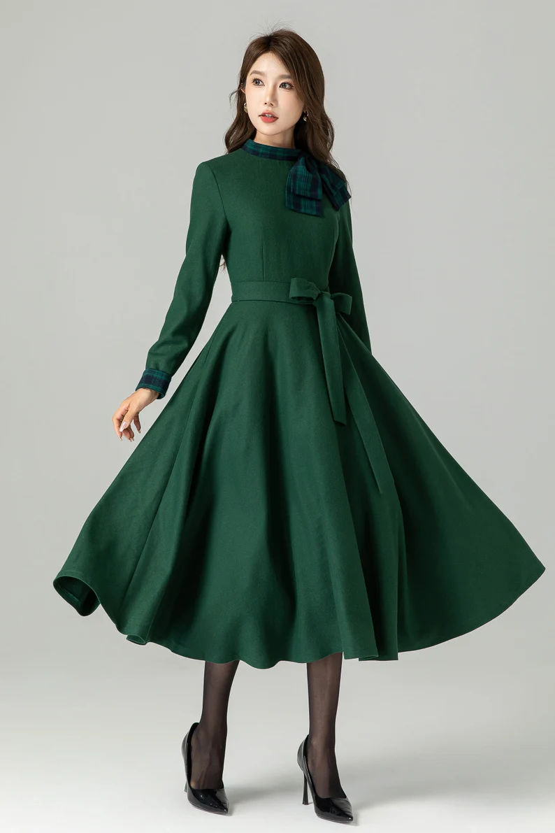 green 1950s dress Checkered with Bow This is a general size suggestion Stunning 1950's Emerald Green Party