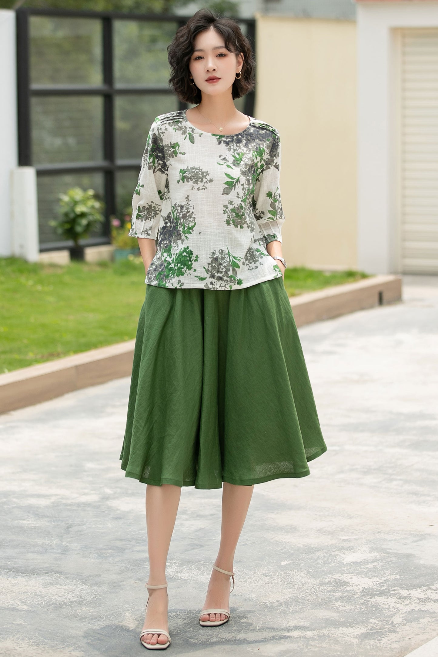 Feminine Floral Linen Top in Off-White – Relaxed Round Neck – 6055