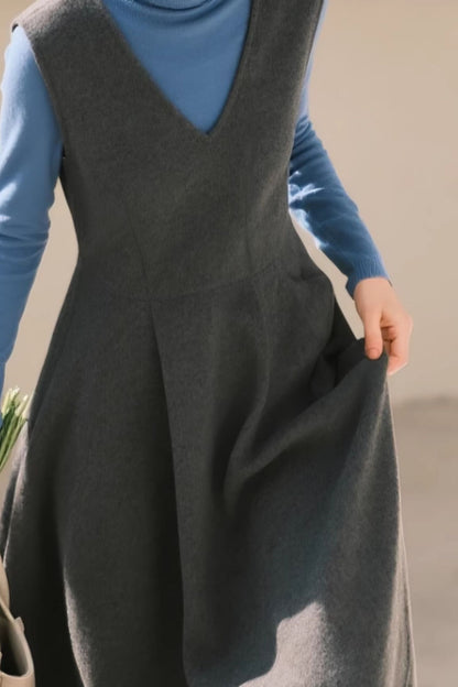 Wool Pinafore Midi Dress – Timeless Sleeveless Winter Style | Xiaolizi 6645
