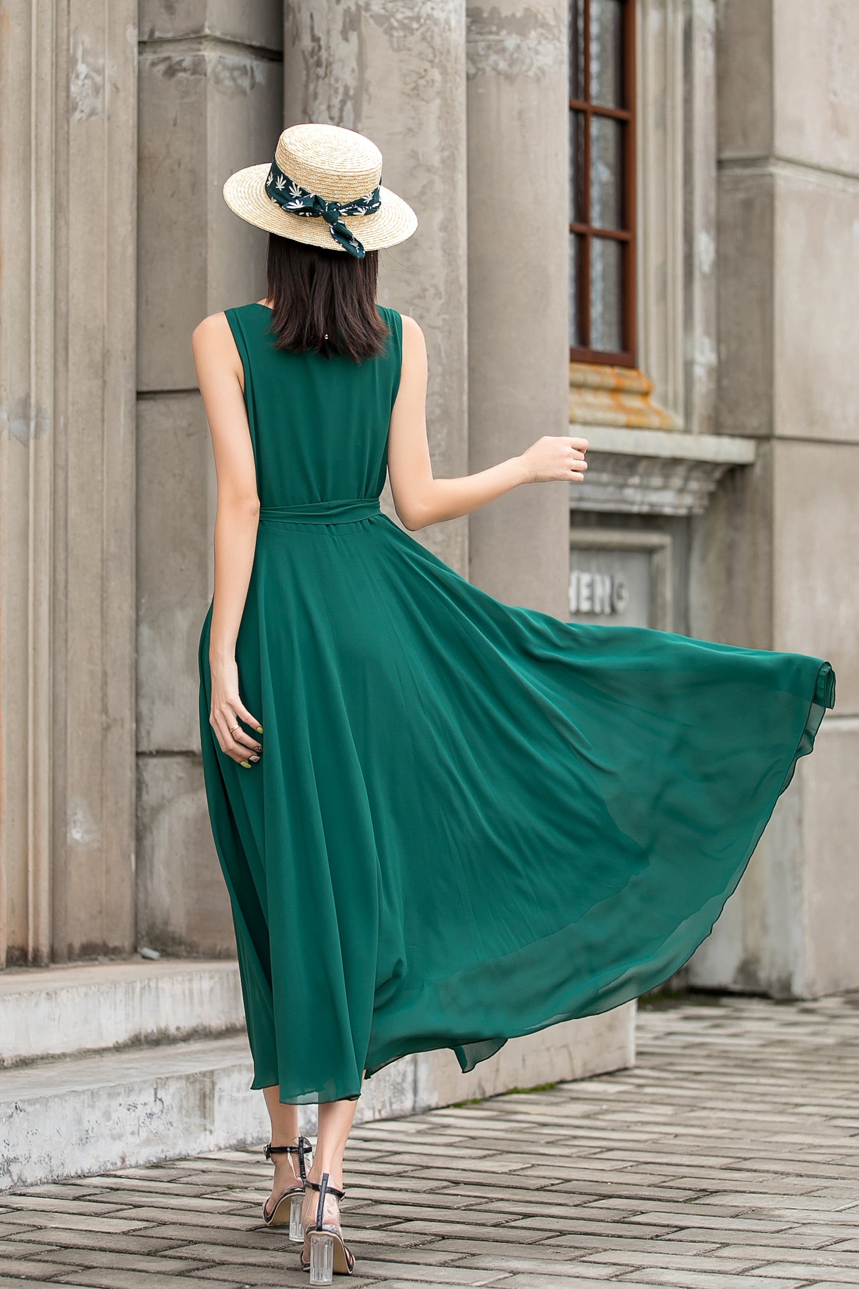 Emerald Green Chiffon Maxi Dress with V-Neck and Sleeveless Design Xiaolizi Emerald Green Chiffon Maxi Dress with V-Neck and Sleeveless Design Xiaolizi