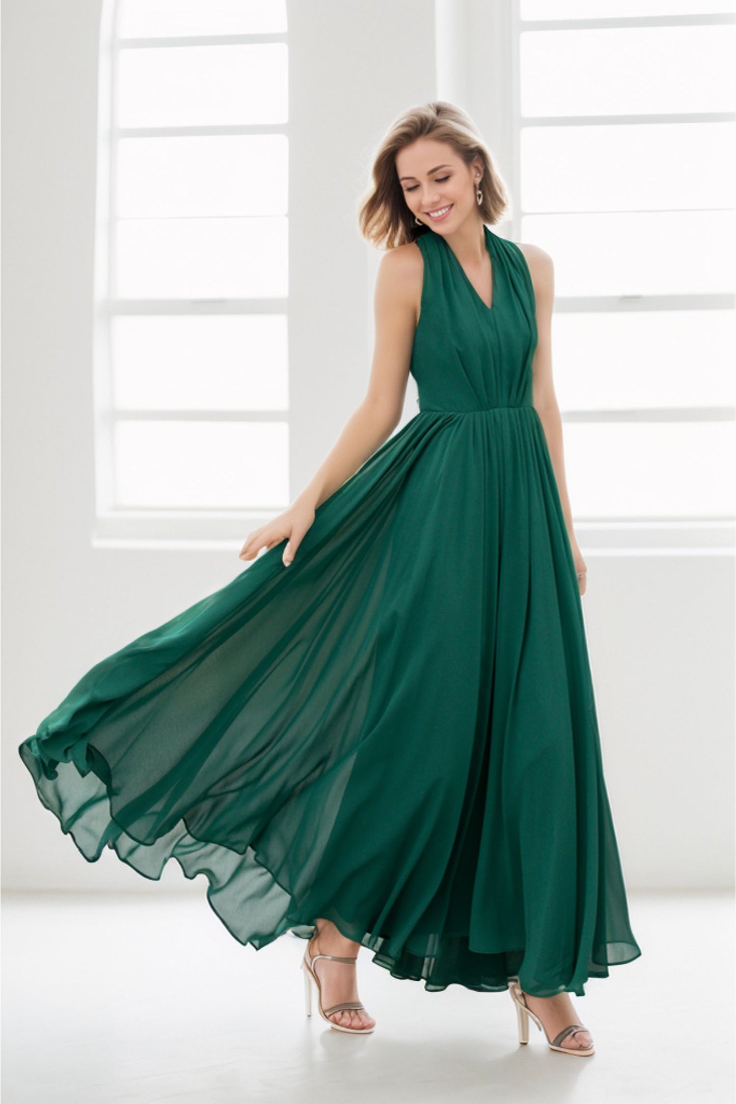 Green Chiffon Maxi Dress with Halter Neck and Fitted Waist
