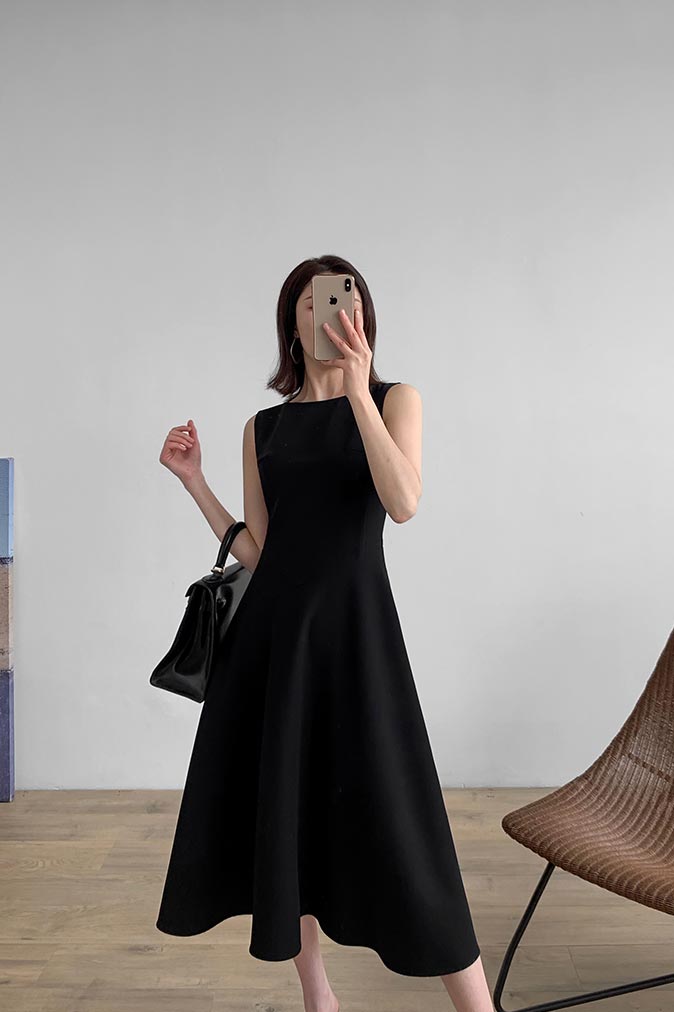 Black sleeveless mid-length dress with large train 190211#